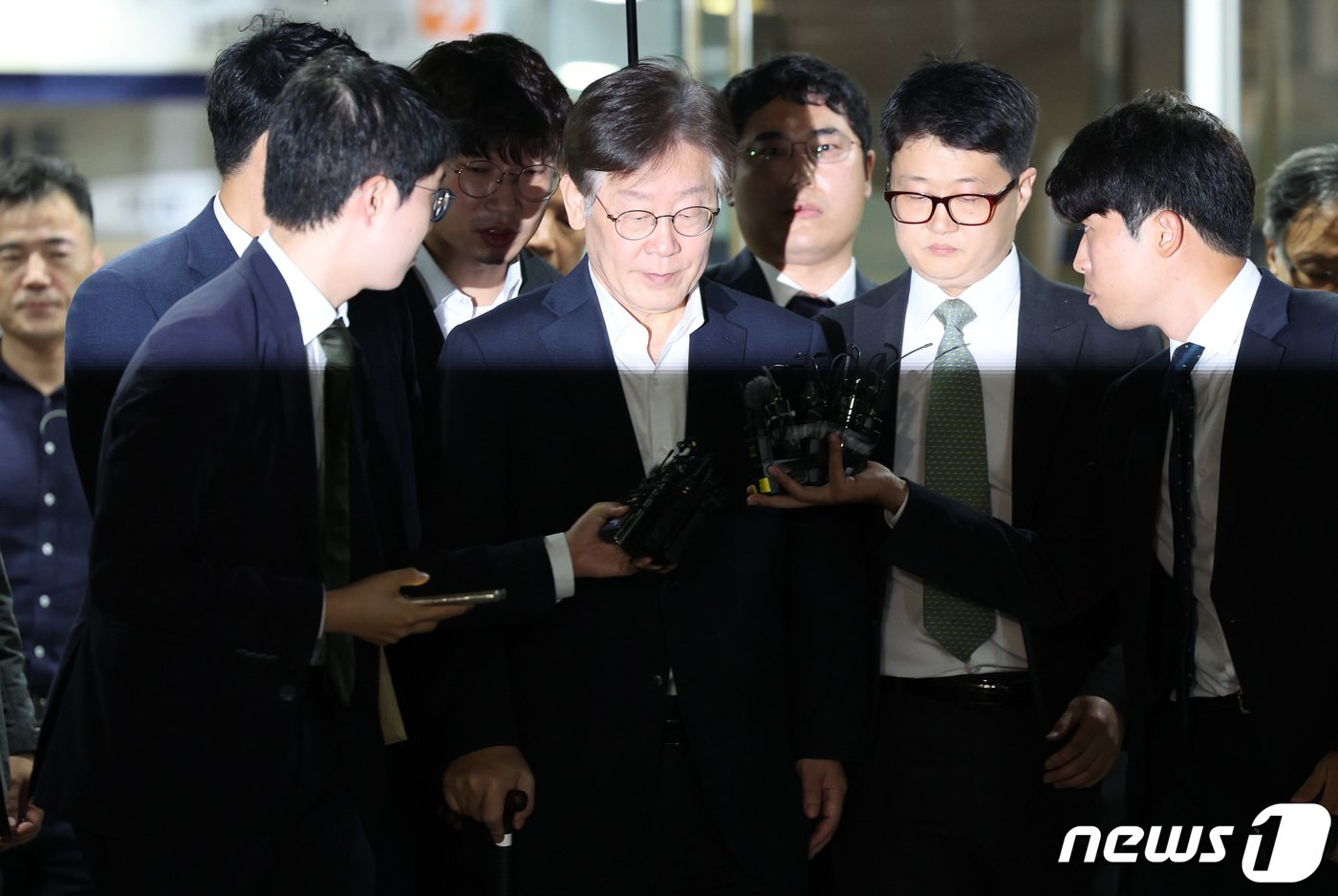 본문 이미지 - 이재명 더불어민주당 대표가 26일 서울 서초구 중앙지방법원에서 백현동 개발 특혜 및 쌍방울 대북송금 의혹 관련 영장실질심사에 출석해 조사를 마친 후 법정을 나서고 있다. 2023.9.26/뉴스1 ⓒ News1 김성진 기자