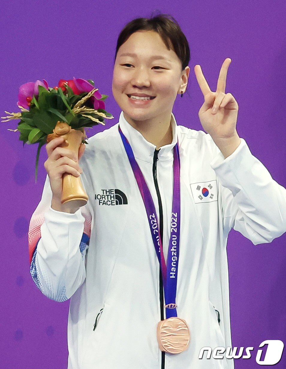 본문 이미지 - 26일 오후 중국 항저우 올림픽 스포츠센터 수영장에서 열린 2022 항저우 아시안게임 여자 배영 200ｍ 결승전에서 대한민국 이은지가 3위에 올라 동메달을 목에 걸고 기뻐하고 있다. 이은지는 이날 3위에 올라 1998년 방콕 대회의 심민지(동메달)에 이어 25년 만에 아시안게임 여자 배영 200ｍ에서 메달을 목에 건 한국 선수가 됐다. 2023.9.26/뉴스1 ⓒ News1 민경석 기자