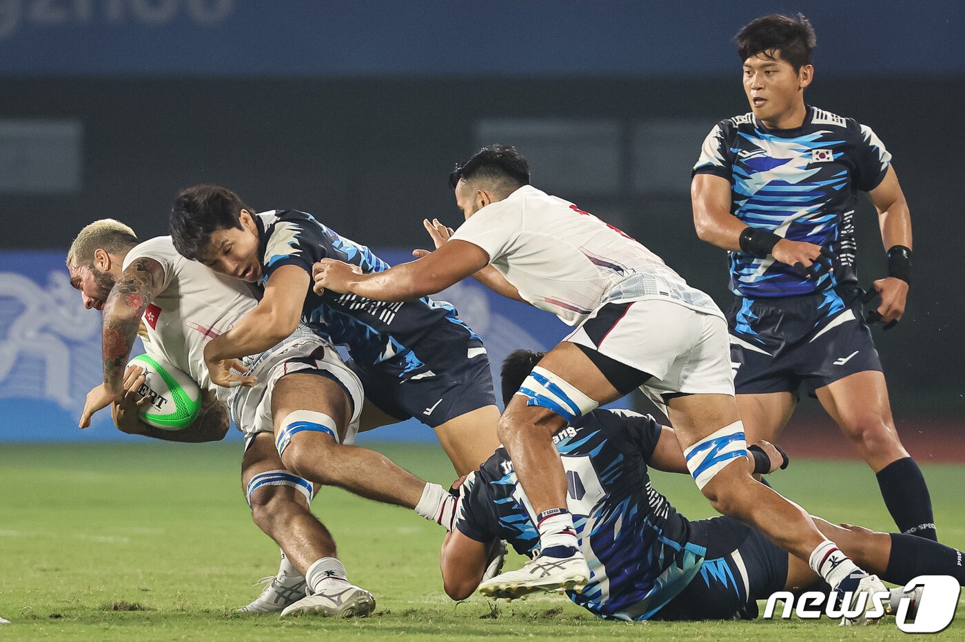 본문 이미지 - 김현수가 26일 중국 항저우사범대 창첸캠퍼스 경기장에서 열린 2022 항저우 아시안게임 7인제 럭비 결승 홍콩과의 경기에서 태클을 하고 있다. 한국은 2006년 도하 대회 이후 17년 만에 아시안게임 결승에 올랐으나 홍콩에 7-14로 져 은메달을 차지했다. 2023.9.26/뉴스1 ⓒ News1 유승관 기자