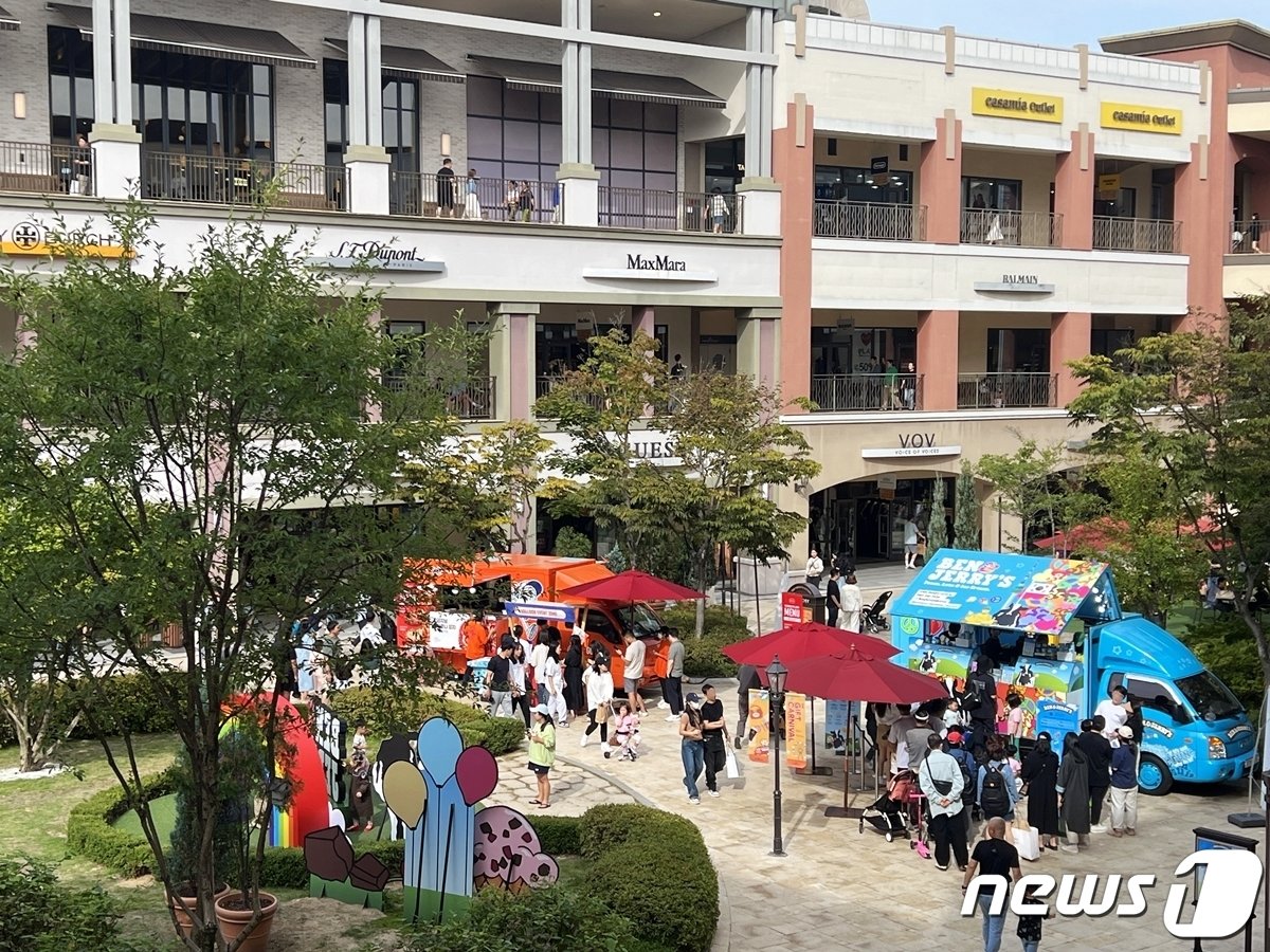 본문 이미지 - 추석을 앞둔 주말 파주 프리미엄 아울렛을 찾은 고객이 중앙광장 팝업스토어를 즐기기 위해 줄을 서 있다(신세계사이먼 제공).