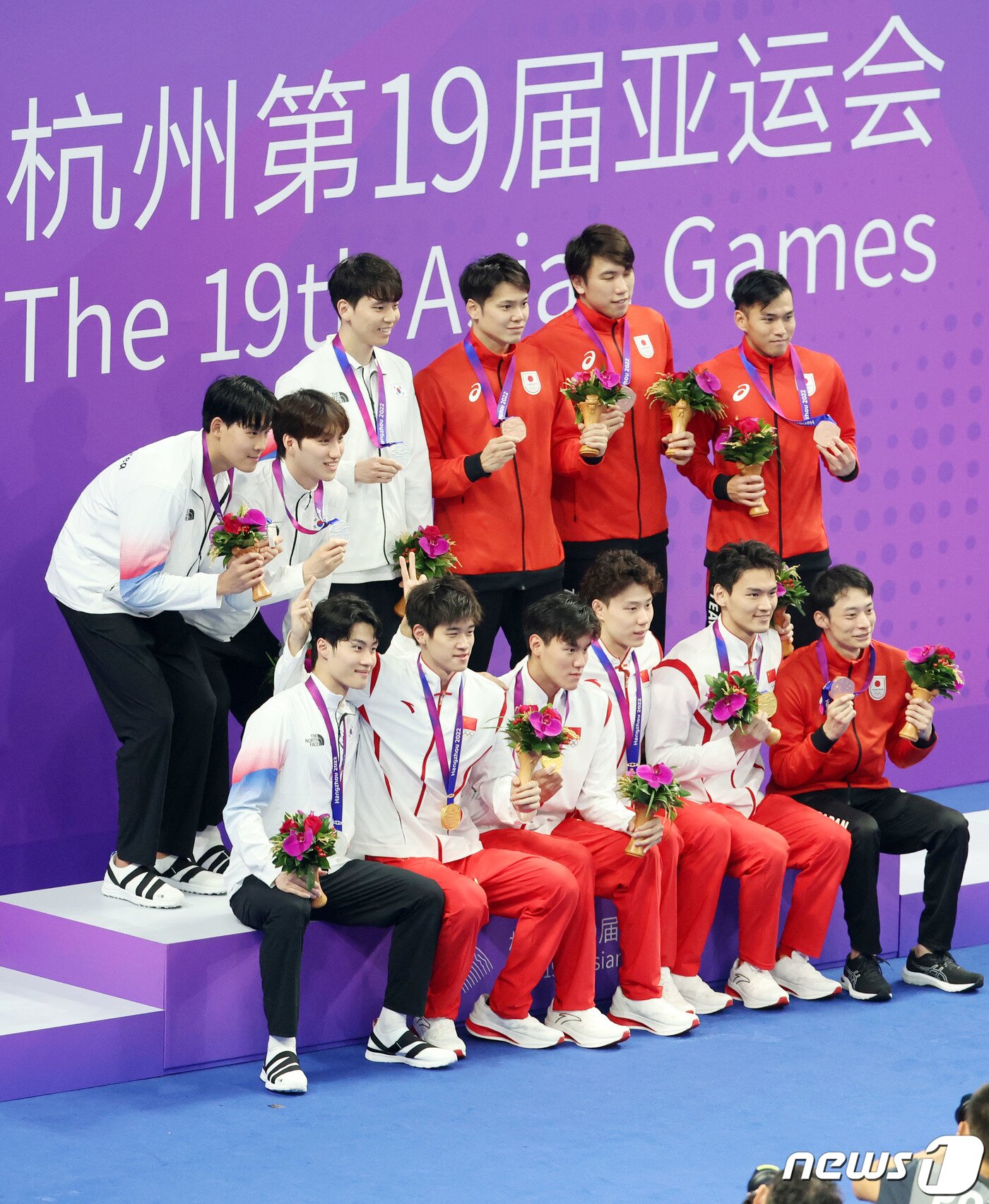 본문 이미지 - 26일 오후 중국 항저우 올림픽 스포츠센터 수영장에서 열린 2022 항저우 아시안게임 남자 400ｍ 혼계영 결승전에서 각각 1·2·3위를 차지한 중국·한국·일본 선수들이 메달을 목에 걸고 기념촬영을 하고 있다. 대한민국 남자 400ｍ 혼계영 대표팀은 이날 2위를 차지해 은메달을 목에 걸었다. 2023.9.26/뉴스1 ⓒ News1 민경석 기자