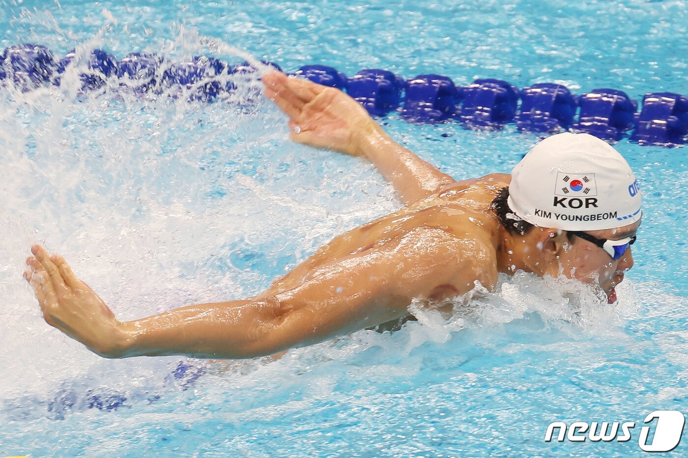 본문 이미지 - 26일 오후 중국 항저우 올림픽 스포츠센터 수영장에서 열린 2022 항저우 아시안게임 남자 400ｍ 혼계영 결승전에서 대한민국 김영범이 역영을 펼치고 있다. 대한민국 남자 400ｍ 혼계영 대표팀은 이날 2위를 차지해 은메달을 목에 걸었다. 2023.9.26/뉴스1 ⓒ News1 민경석 기자