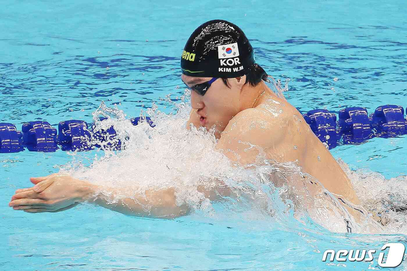 26일 오후 중국 항저우 올림픽 스포츠센터 수영장에서 열린 2022 항저우 아시안게임 남자 400ｍ 혼계영 결승전에서 대한민국 최동열이 역영을 펼치고 있다. 대한민국 남자 400ｍ 혼계영 대표팀은 이날 2위를 차지해 은메달을 목에 걸었다. 2023.9.26/뉴스1 © News1 민경석 기자