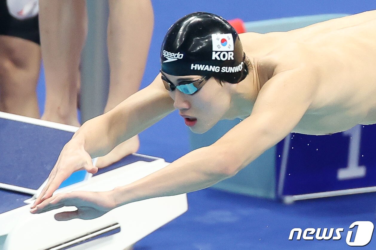 본문 이미지 - 26일 오후 중국 항저우 올림픽 스포츠센터 수영장에서 열린 2022 항저우 아시안게임 남자 400ｍ 혼계영 결승전에서 대한민국 황선우가 힘차게 출발하고 있다. 대한민국 남자 400ｍ 혼계영 대표팀은 이날 2위를 차지해 은메달을 목에 걸었다. 2023.9.26/뉴스1 ⓒ News1 민경석 기자