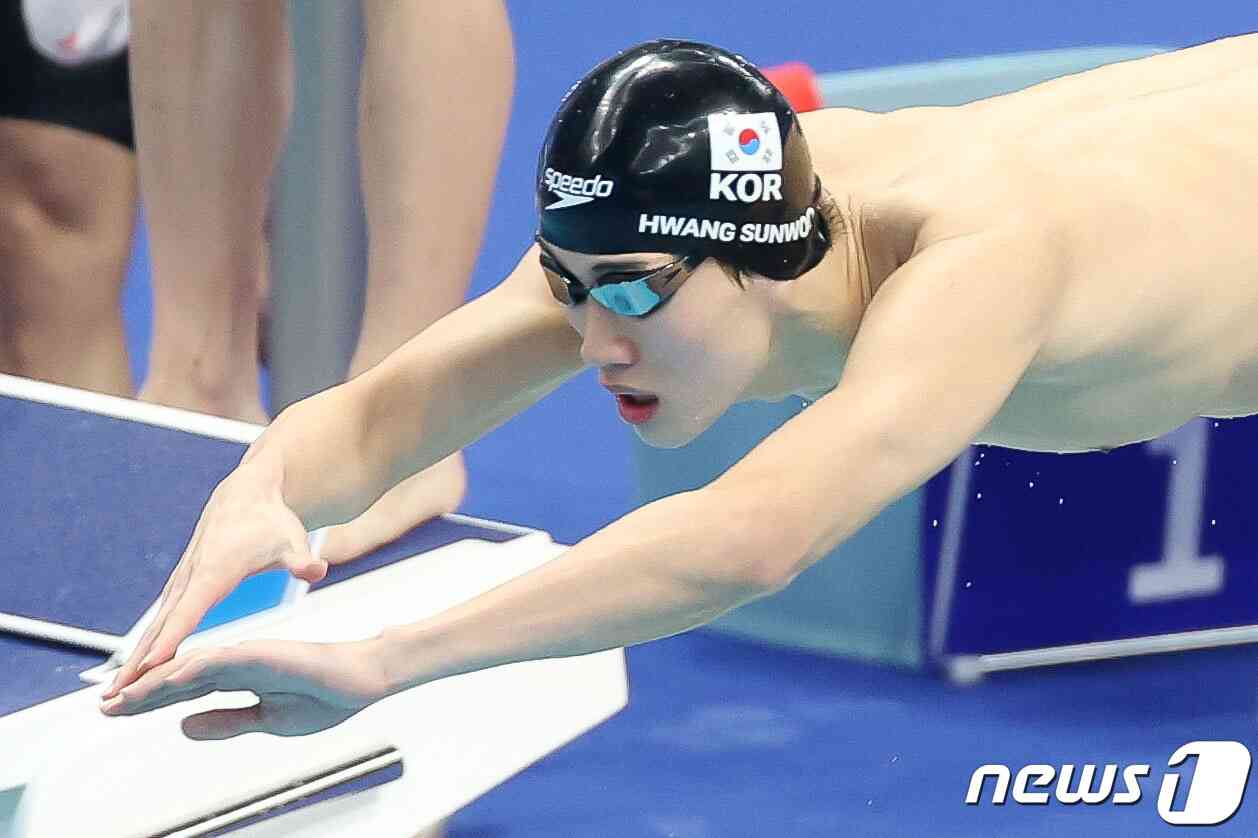 26일 오후 중국 항저우 올림픽 스포츠센터 수영장에서 열린 2022 항저우 아시안게임 남자 400ｍ 혼계영 결승전에서 대한민국 황선우가 힘차게 출발하고 있다. 대한민국 남자 400ｍ 혼계영 대표팀은 이날 2위를 차지해 은메달을 목에 걸었다. 2023.9.26/뉴스1 © News1 민경석 기자
