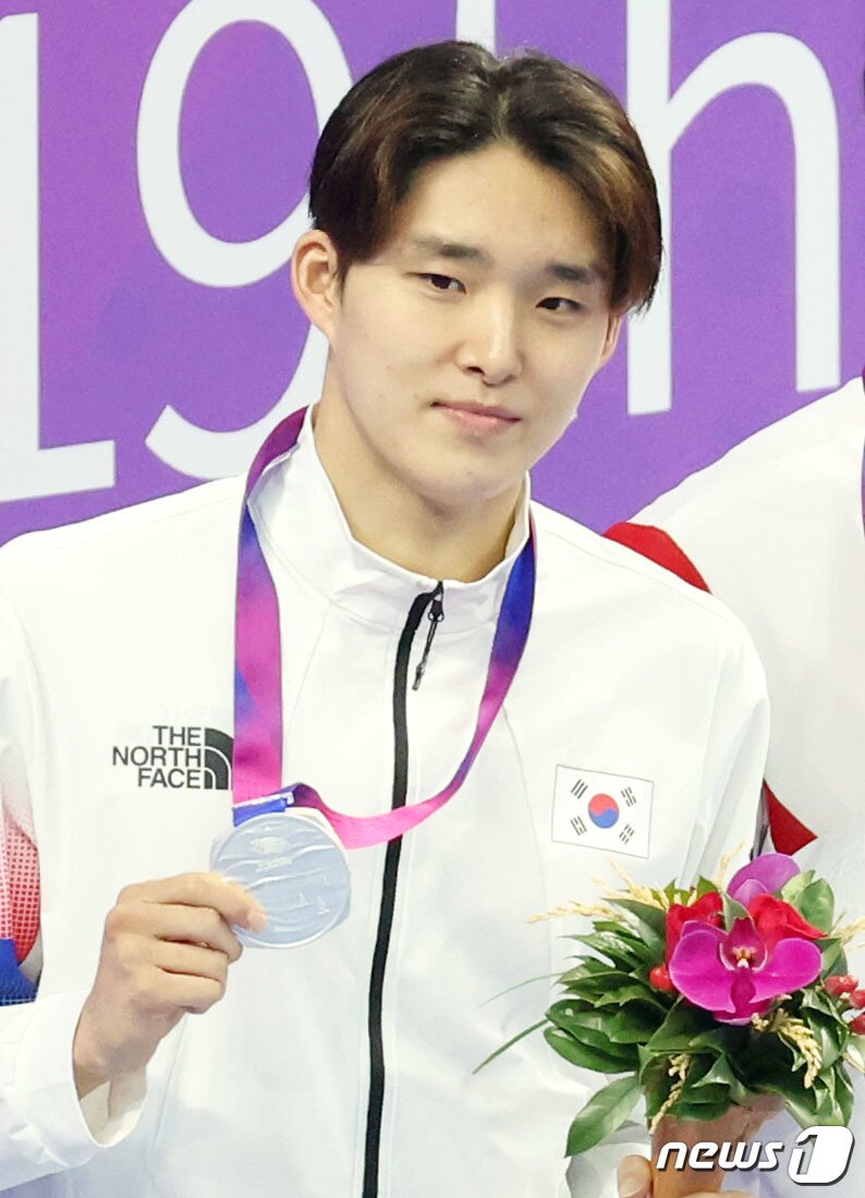 본문 이미지 - 26일 오후 중국 항저우 올림픽 스포츠센터 수영장에서 열린 2022 항저우 아시안게임 남자 자유형 1,500ｍ 결승전에서 김우민이 2위를 차지해 은메달을 목에 걸은 뒤 기념촬영을 하고 있다. 2023.9.26/뉴스1 ⓒ News1 민경석 기자