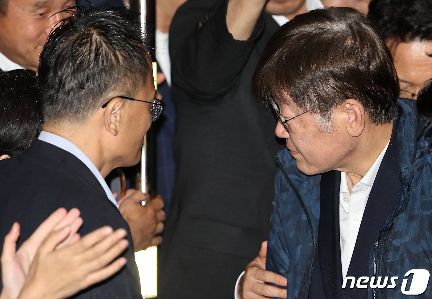 본문 이미지 - 백현동 개발 특혜와 쌍방울 대북 송금 의혹을 받는 이재명 더불어민주당 대표가 27일 새벽 구속영장이 기각된 후 경기도 의왕시 서울구치소를 나서며 당 지도부와 인사를 나누고 있다. 2023.9.27/뉴스1 ⓒ News1 김진환 기자