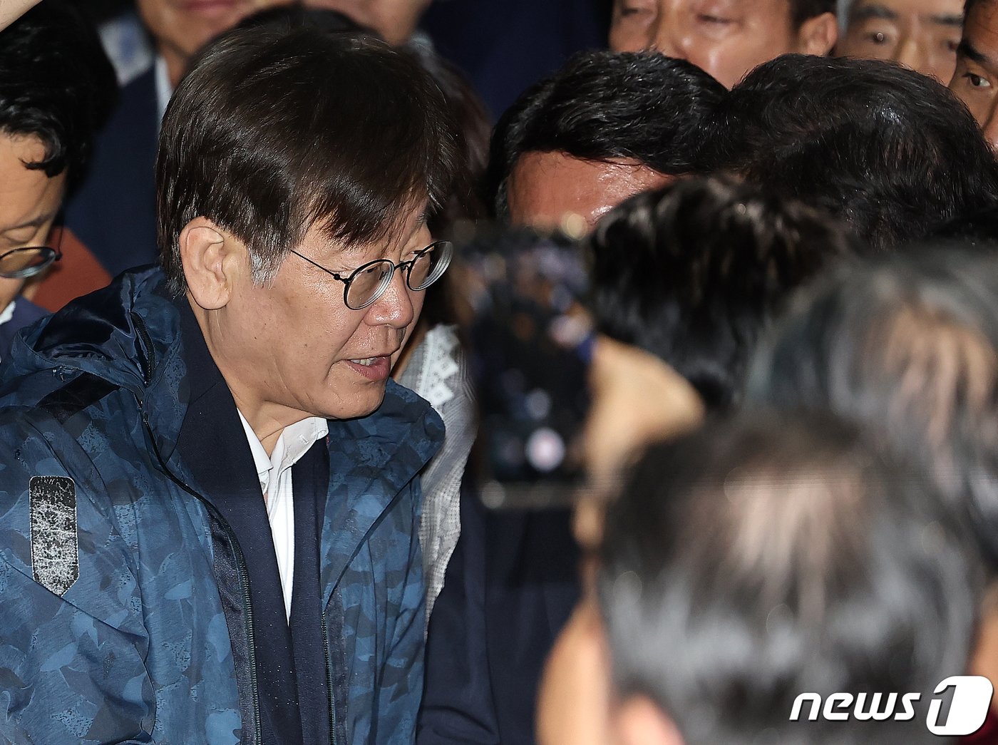 본문 이미지 - 백현동 개발 특혜와 쌍방울 대북 송금 의혹을 받는 이재명 더불어민주당 대표가 27일 새벽 구속영장이 기각된 후 경기도 의왕시 서울구치소를 나서며 당 지도부와 인사를 나누고 있다. 2023.9.27/뉴스1 ⓒ News1 김진환 기자