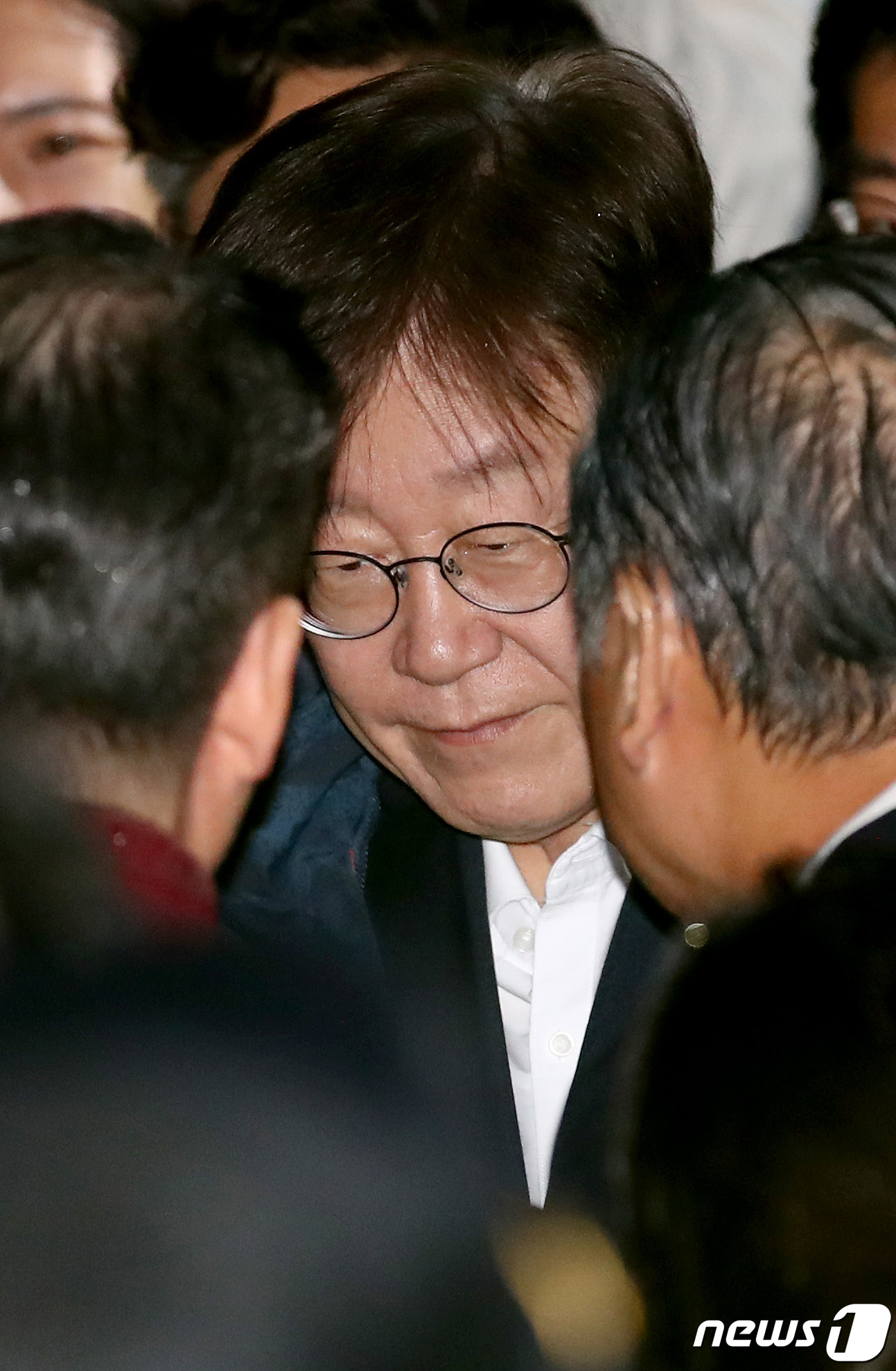 (의왕=뉴스1) 김진환 기자 = 더불어민주당 이재명 대표에 대한 구속영장이 27일 법원에서 기각되자 경기 의왕시 서울구치소에서  석방돼 당지도부와 인사를 나누고 있다. (공동취재) …