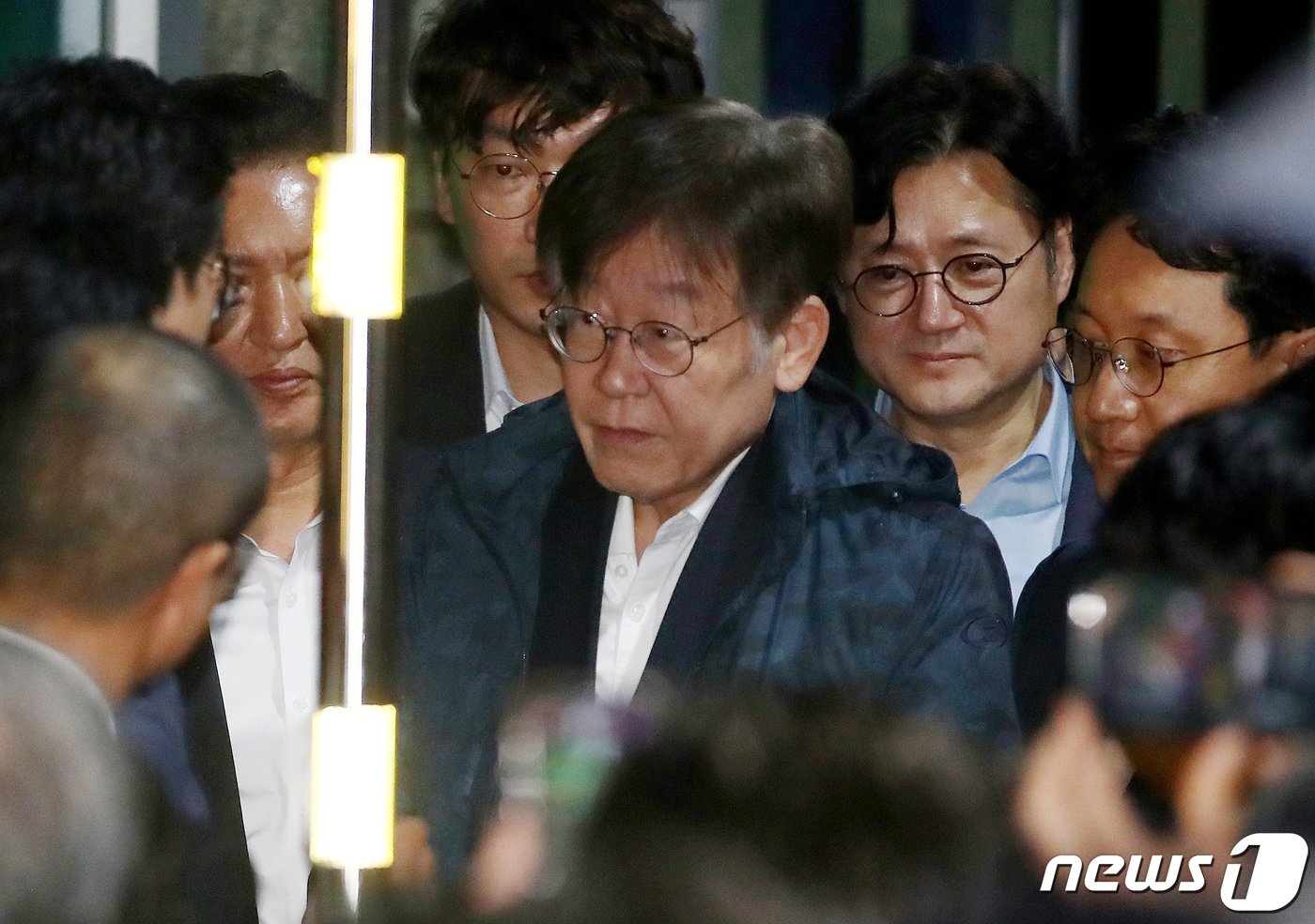 본문 이미지 - 더불어민주당 이재명 대표에 대한 구속영장이 27일 법원에서 기각되자 경기 의왕시 서울구치소에서 석방돼 당지도부와 인사를 나누고 있다. (공동취재) 2023.9.27/뉴스1 ⓒ News1 김진환 기자