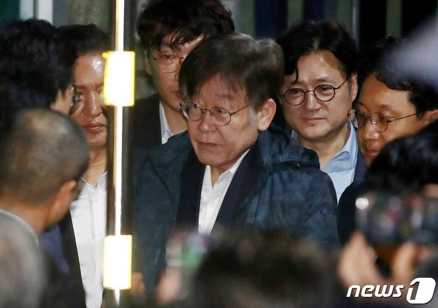 더불어민주당 이재명 대표에 대한 구속영장이 27일 법원에서 기각되자 경기 의왕시 서울구치소에서 석방돼 당지도부와 인사를 나누고 있다. (공동취재) 2023.9.27/뉴스1 © News1 김진환 기자