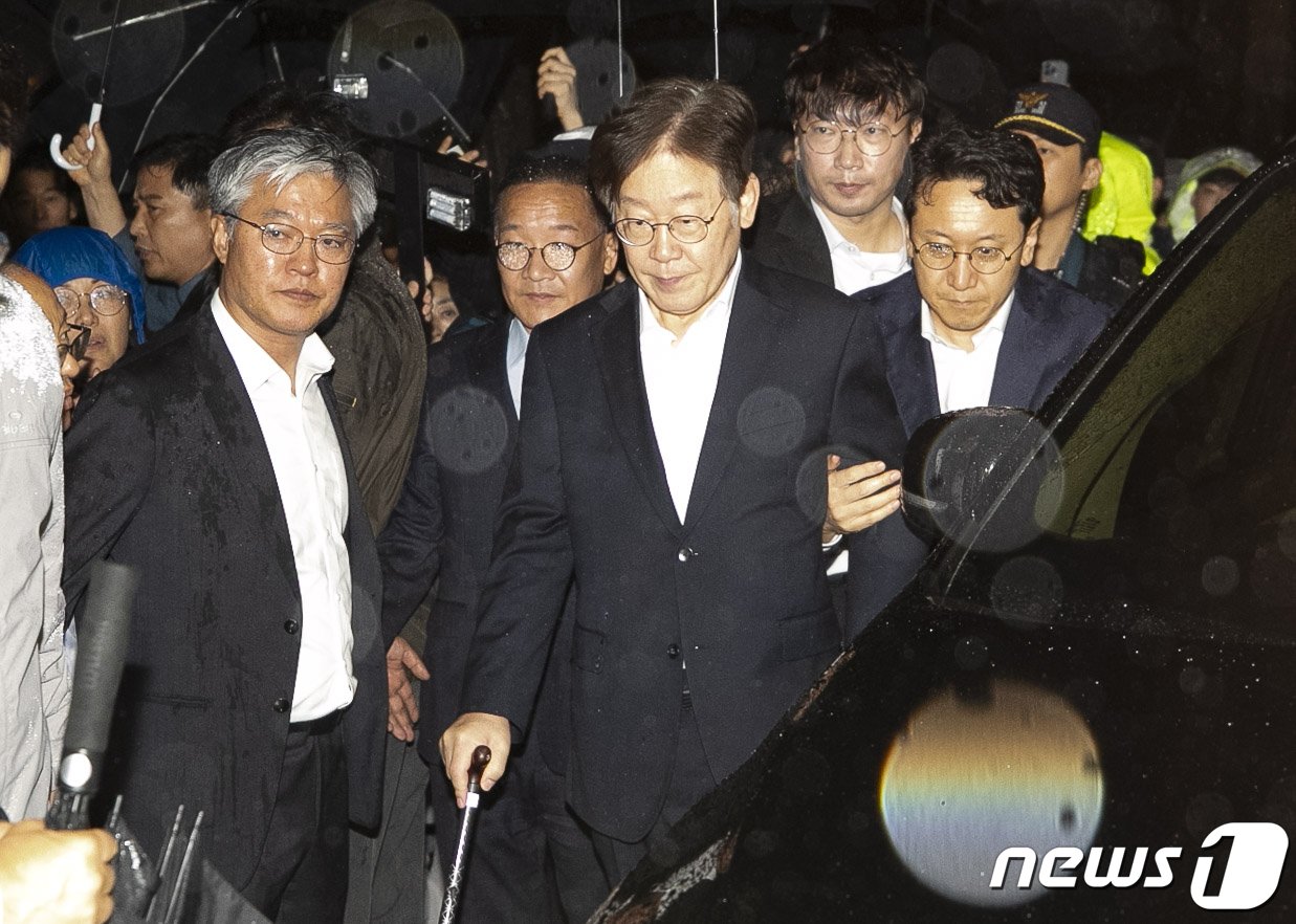 본문 이미지 - 백현동 개발 특혜와 쌍방울 대북 송금 의혹을 받는 이재명 더불어민주당 대표가 27일 오전 경기 의왕시 서울구치소를 나서고 있다. 서울중앙지법 유창훈 영장전담 부장판사는 이날 특정범죄가중처벌법 위반(뇌물) 등 혐의를 받는 이 대표에 대한 구속영장을 기각했다고 밝혔다. (공동취재) 2023.9.27/뉴스1 ⓒ News1 김진환 기자