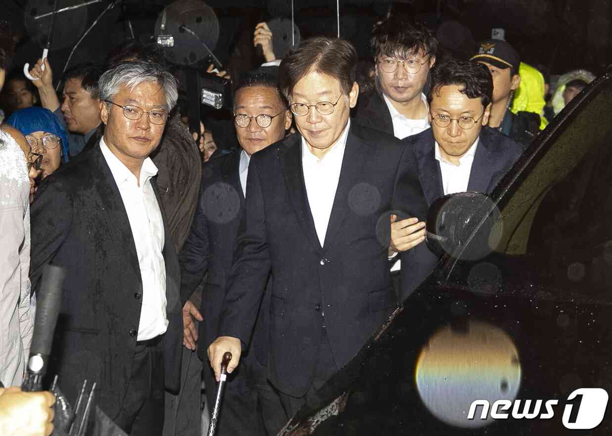 백현동 개발 특혜와 쌍방울 대북 송금 의혹을 받는 이재명 더불어민주당 대표가 27일 오전 경기 의왕시 서울구치소를 나서고 있다. 서울중앙지법 유창훈 영장전담 부장판사는 이날 특정범죄가중처벌법 위반(뇌물) 등 혐의를 받는 이 대표에 대한 구속영장을 기각했다고 밝혔다. (공동취재) 2023.9.27/뉴스1 © News1 김진환 기자