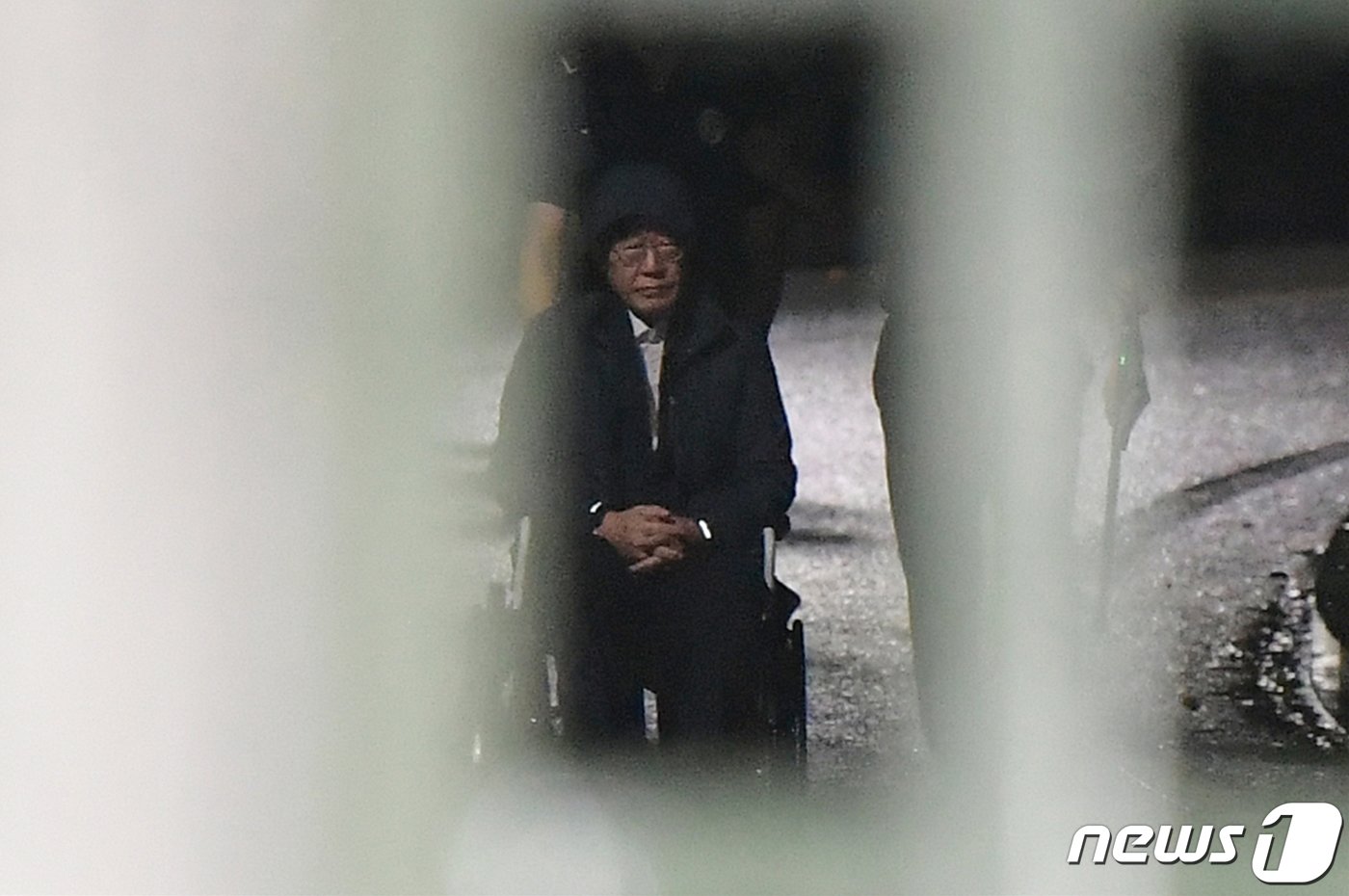 본문 이미지 - 백현동 개발 특혜와 쌍방울 대북 송금 의혹을 받는 이재명 더불어민주당 대표가 27일 오전 구속영장 기각 후 경기 의왕 서울구치소를 나서고 있다. (공동취재) 2023.9.27/뉴스1 ⓒ News1 김진환 기자