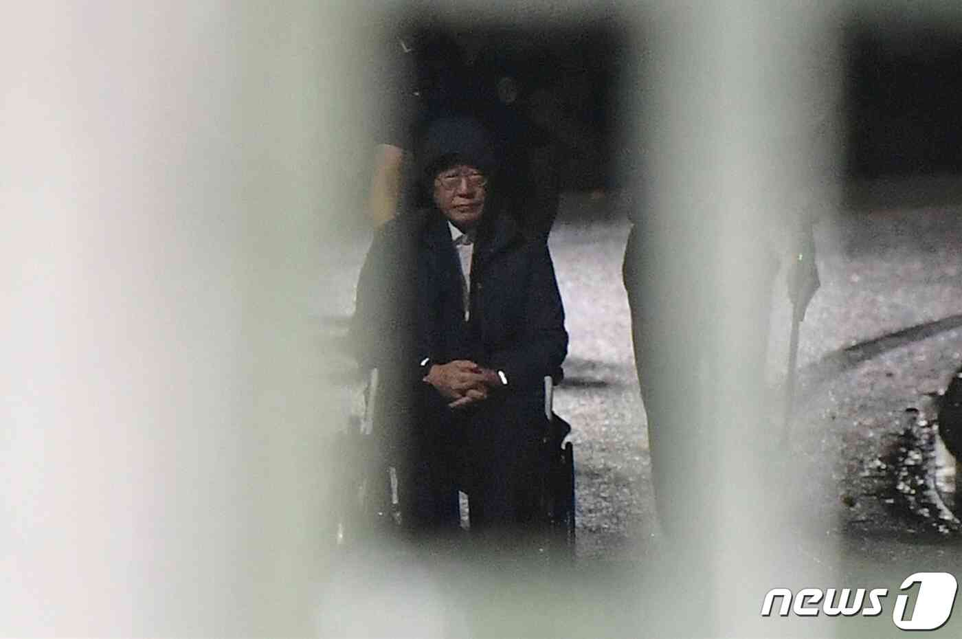백현동 개발 특혜와 쌍방울 대북 송금 의혹을 받는 이재명 더불어민주당 대표가 27일 오전 구속영장 기각 후 경기 의왕 서울구치소를 나서고 있다. (공동취재) 2023.9.27/뉴스1 © News1 김진환 기자