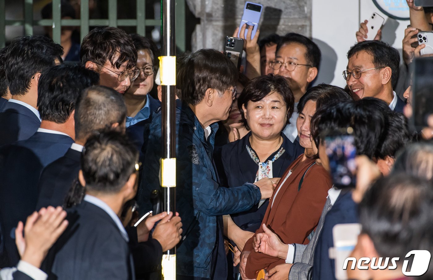 본문 이미지 - 이재명 더불어민주당 대표가 27일 새벽 구속영장이 기각된 후 경기도 의왕시 서울구치소를 나서며 당 지도부 및 소속 의원들과 인사를 나누고 있다. (공동취재) 2023.9.27/뉴스1 ⓒ News1 김진환 기자