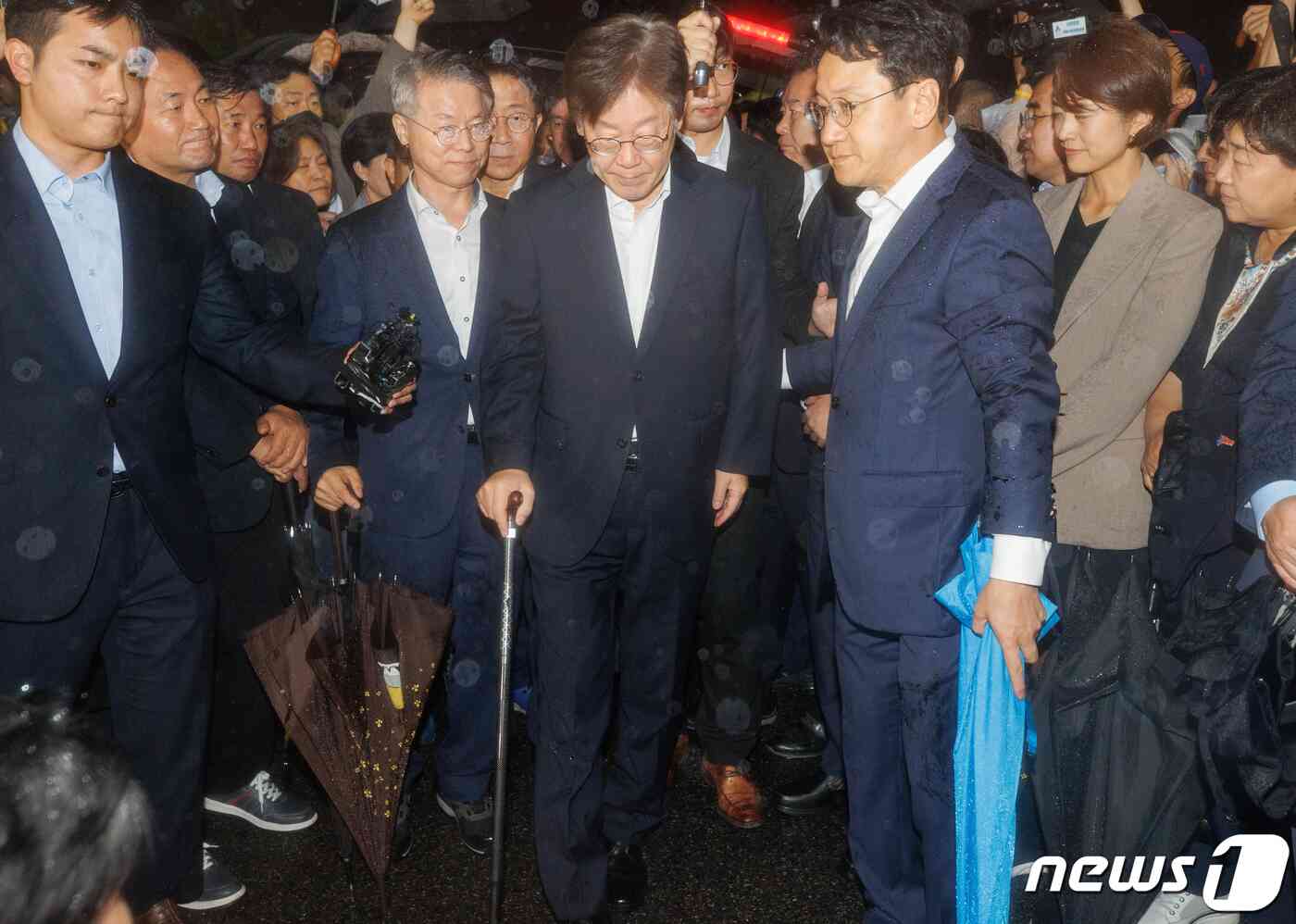 백현동 개발 특혜 및 쌍방울 대북송금 의혹과 관련한 구속 전 피의자 심문(영장실질심사)이 기각된 이재명 더불어민주당 대표가 27일 새벽 경기 의왕시 서울구치소를 나서고 있다. (공동취재) 2023.9.27/뉴스1 © News1 김진환 기자