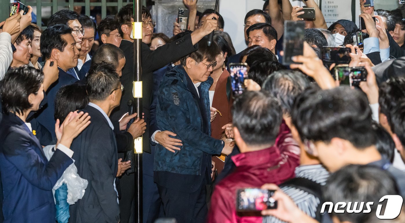 본문 이미지 - 이재명 더불어민주당 대표가 27일 새벽 구속영장이 기각된 후 경기도 의왕시 서울구치소를 나서며 당 지도부 및 소속 의원들과 인사를 나누고 있다. (공동취재) 2023.9.27/뉴스1 ⓒ News1 김진환 기자
