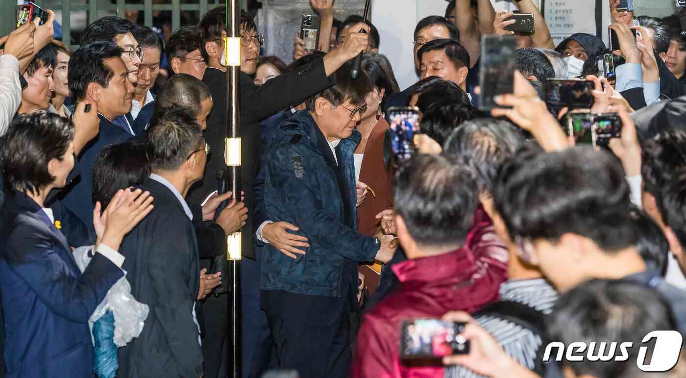 이재명 더불어민주당 대표가 27일 새벽 구속영장이 기각된 후 경기도 의왕시 서울구치소를 나서며 당 지도부 및 소속 의원들과 인사를 나누고 있다. (공동취재) 2023.9.27/뉴스1 © News1 김진환 기자