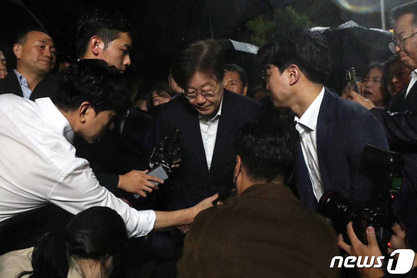 본문 이미지 - 백현동 개발특혜·쌍방울그룹 대북송금 등 의혹을 받는 이재명 더불어민주당 대표가 27일 구속 영장이 기각돼 경기 의왕시 서울구치소 앞에서 입장을 밝힌 후 고개 숙여 인사하고 있다. (공동취재) 2023.9.27/뉴스1 ⓒ News1 김진환 기자