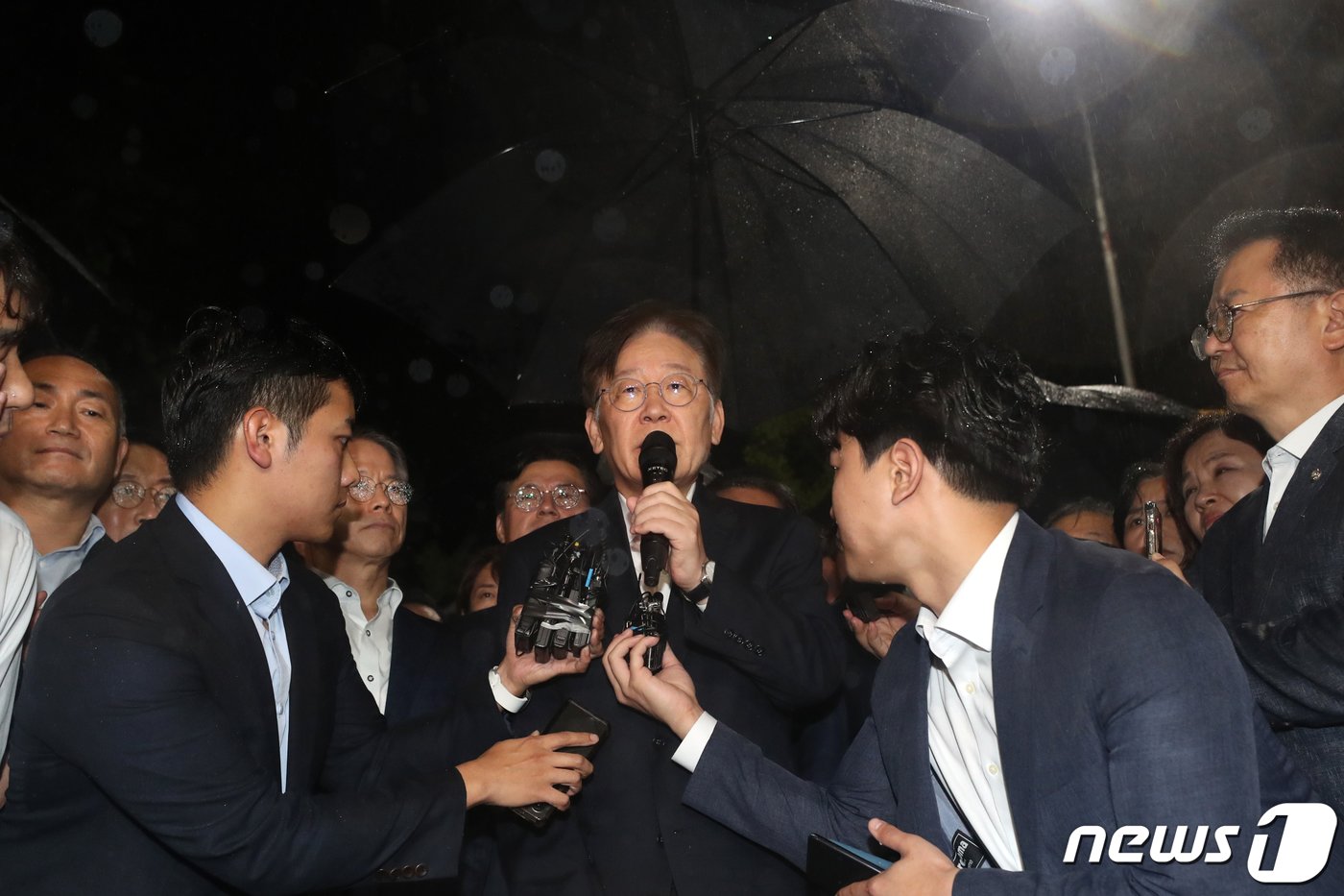 본문 이미지 - 백현동 개발특혜·쌍방울그룹 대북송금 등 의혹을 받는 이재명 더불어민주당 대표가 27일 구속 영장이 기각돼 경기 의왕시 서울구치소를 나선 후 입장을 밝히고 있다. (공동취재) 2023.9.27/뉴스1 ⓒ News1 김진환 기자
