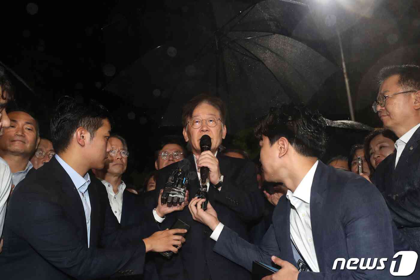백현동 개발특혜·쌍방울그룹 대북송금 등 의혹을 받는 이재명 더불어민주당 대표가 27일 구속 영장이 기각돼 경기 의왕시 서울구치소를 나선 후 입장을 밝히고 있다. (공동취재) 2023.9.27/뉴스1 © News1 김진환 기자