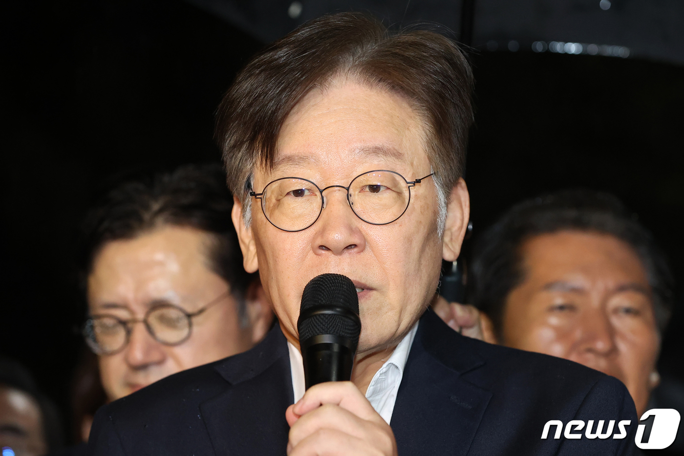 (의왕=뉴스1) 김진환 기자 = 백현동 개발특혜·쌍방울그룹 대북송금 등 의혹을 받는 이재명 더불어민주당 대표가 27일 구속 영장이 기각돼 경기 의왕시 서울구치소를 나선 후 입장을 …