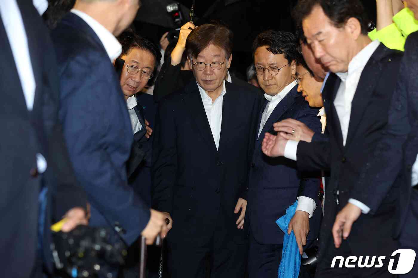 백현동 개발특혜·쌍방울그룹 대북송금 등 의혹을 받는 이재명 더불어민주당 대표가 27일 구속 영장이 기각돼 경기 의왕시 서울구치소를 나선 후 입장을 밝히기 위해 이동하고 있다. (공동취재) 2023.9.27/뉴스1 © News1 김진환 기자