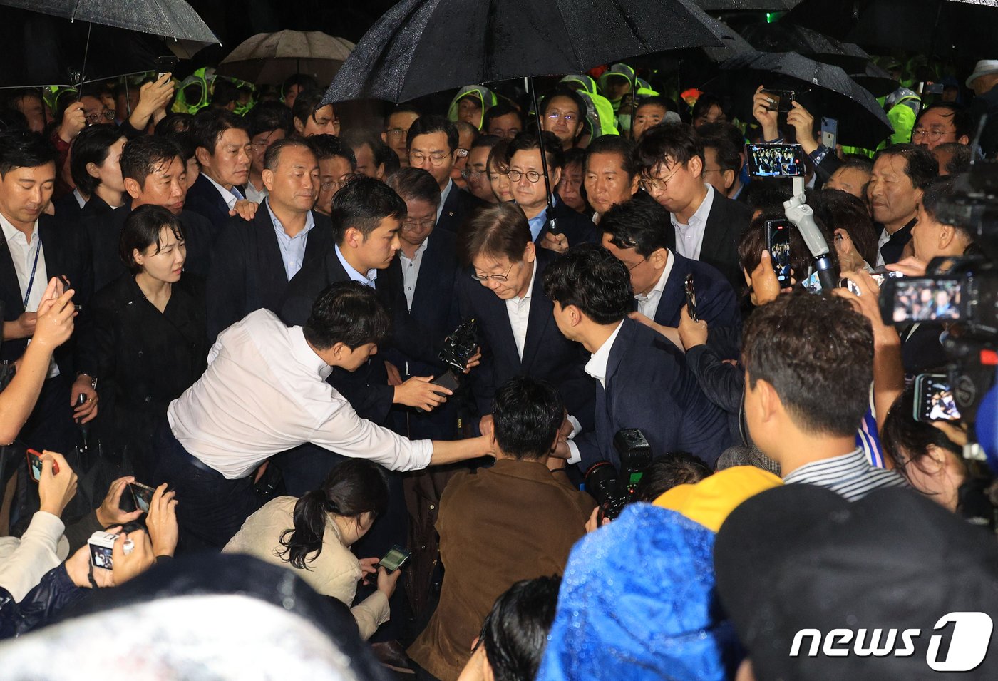 이재명 더불어민주당 대표가 27일 경기 의왕 서울구치소 앞에서 입장을 밝힌 뒤 고개 숙여 인사하고 있다. &#40;공동취재&#41;/뉴스1 ⓒ News1 김진환 기자