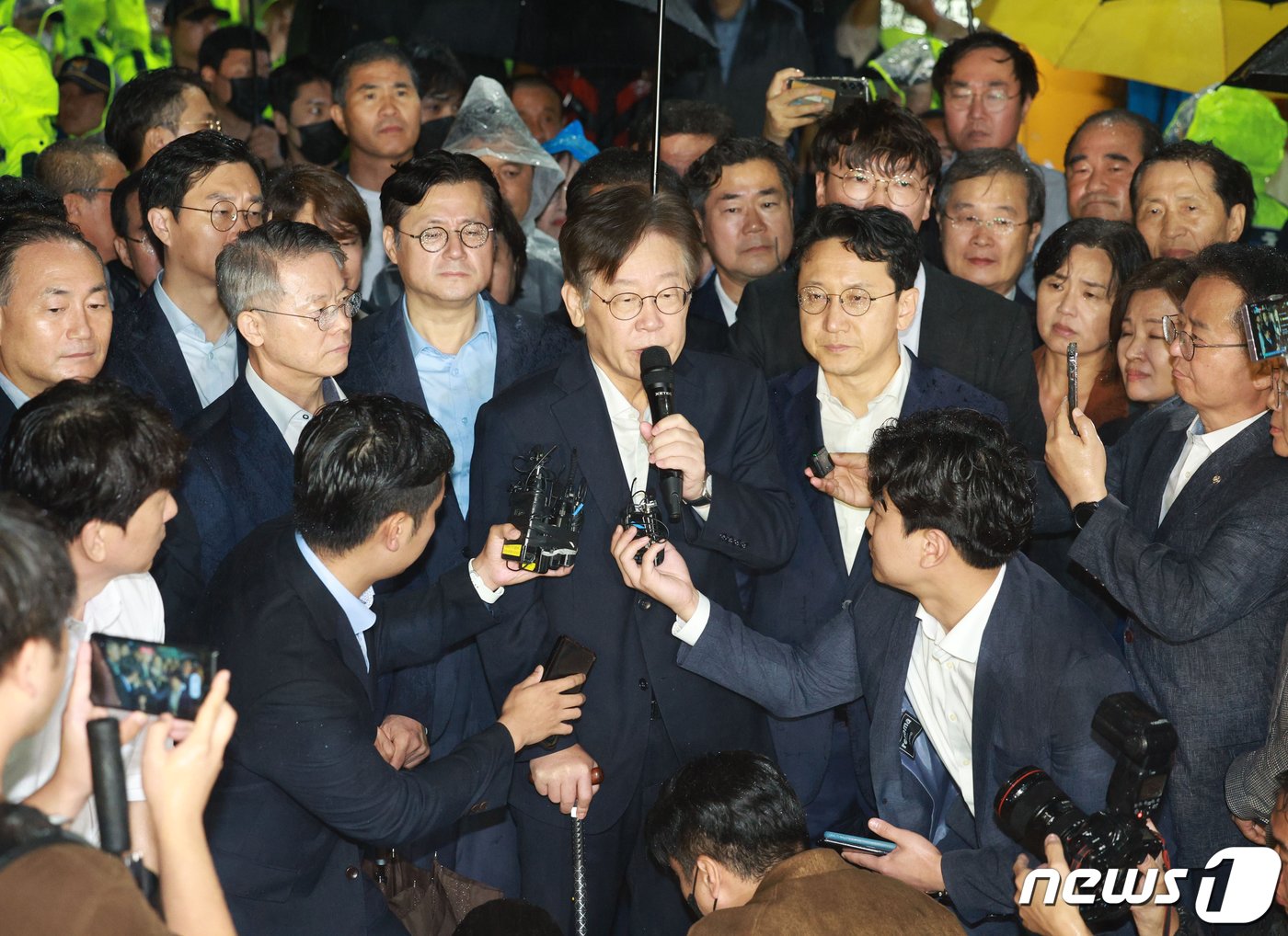 본문 이미지 - 서울중앙지법이 27일 더불어민주당 이재명 대표에 대한 구속 전 피의자 심문 뒤 검찰이 청구한 구속영장을 기각했다. 더불어민주당 이재명 대표가 27일 경기 의왕 서울구치소 앞에서 입장을 밝히고 있다. (공동취재) 2023.9.27/뉴스1 ⓒ News1 김진환 기자