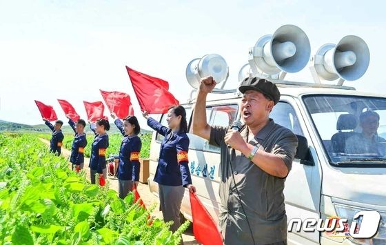 북한 가을걷이 현장에서의 선전활동…