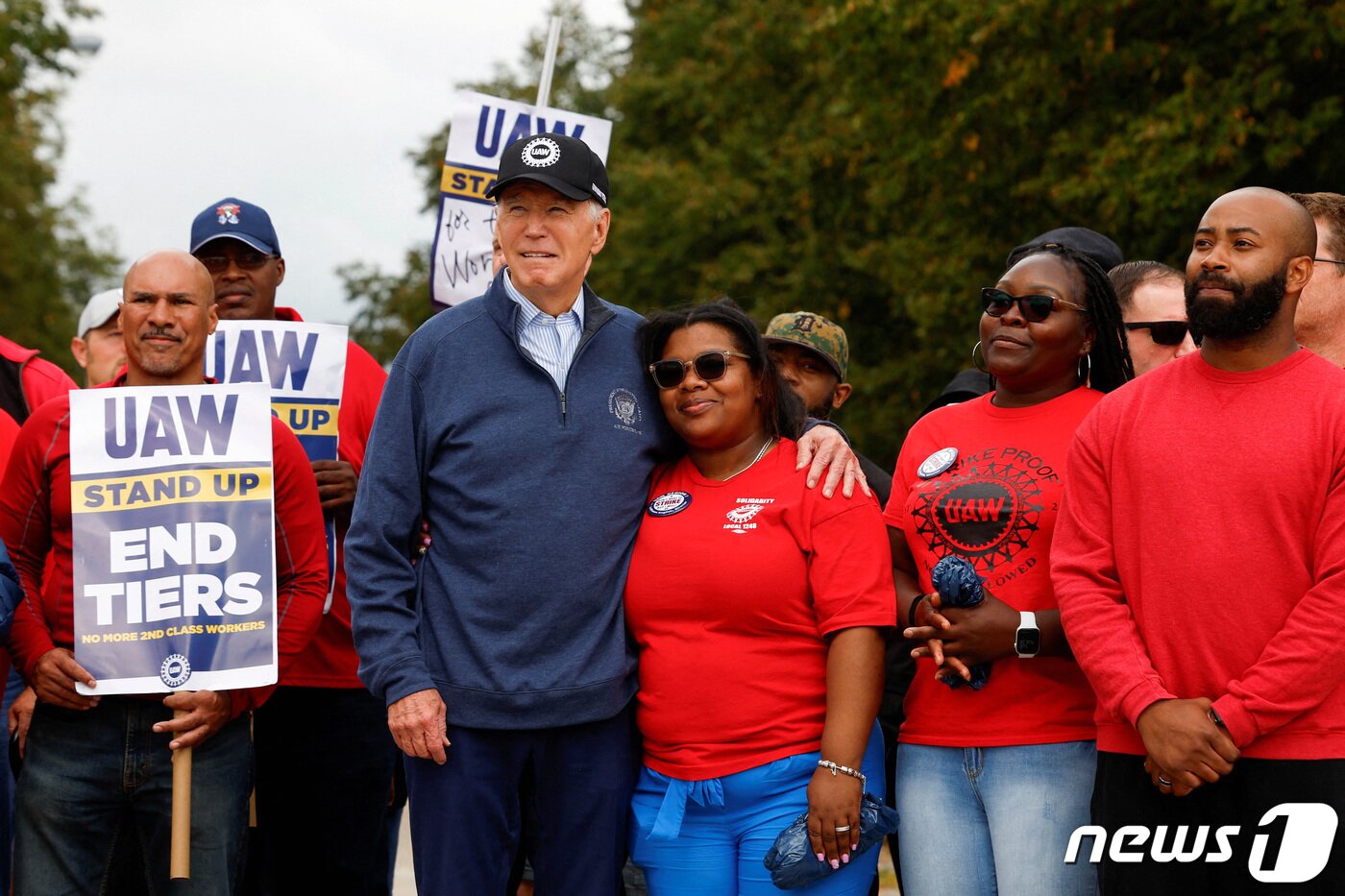 본문 이미지 - 바이든 대통령이 조합원들과 기념촬영하는 모습. 2023.9.27. ⓒ 로이터=뉴스1 ⓒ News1 김기성 기자