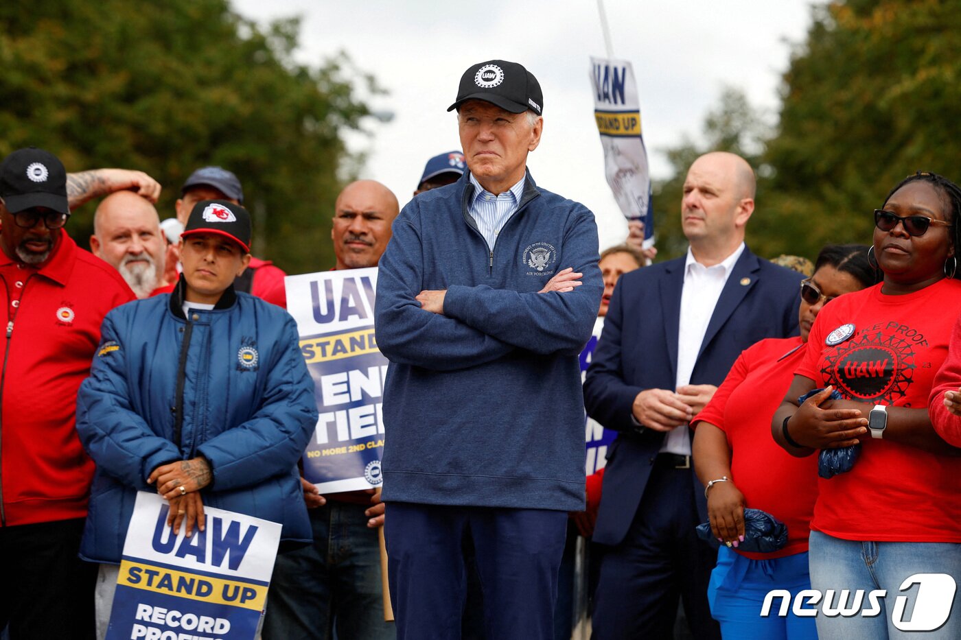 본문 이미지 - 바이든 대통령이 연설을 한 뒤 집회를 지켜보고 있다. 2023.9.27. ⓒ 로이터=뉴스1 ⓒ News1 김기성 기자