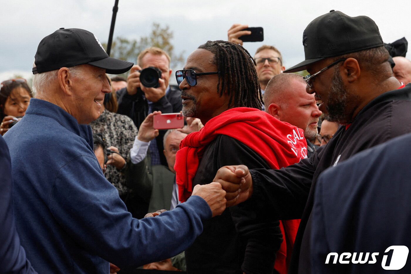본문 이미지 - 바이든 대통령이 파업 집회에서 조합원들과 주먹인사를 나누고 있다. 2023.9.27. ⓒ 로이터=뉴스1 ⓒ News1 김기성 기자
