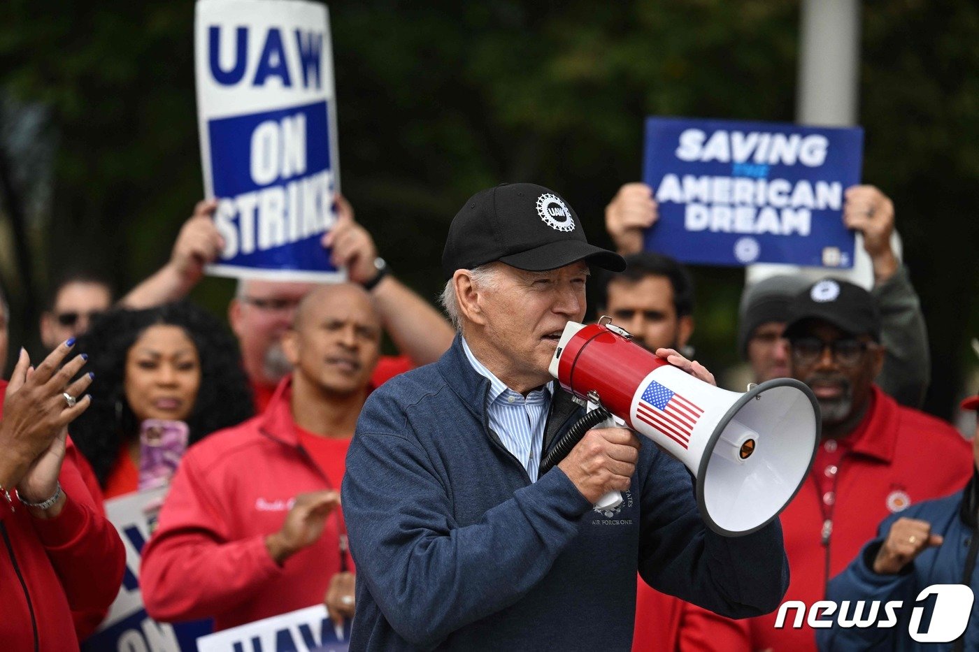 본문 이미지 - 지난 9월 26일(현지시간) 조 바이든 미국 대통령이 미시간주 벨빌에 있는 제너럴모터스(GM) 윌로우런 물류센터 앞에서 열린 전미자동차노조(UAW) 집회에 참석해 확성기를 들고 발언하고 있다. 2023.9.27. ⓒ AFP=뉴스1 ⓒ News1 김기성 기자