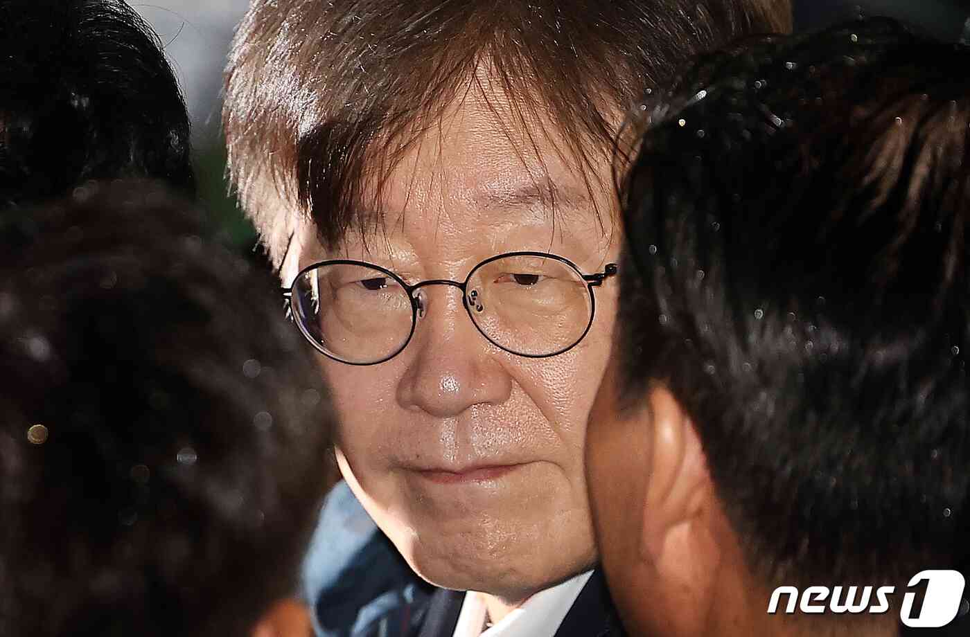 백현동 개발 특혜와 쌍방울 대북 송금 의혹을 받는 이재명 더불어민주당 대표가 27일 새벽 구속영장이 기각된 후 경기도 의왕시 서울구치소를 나서며 당 지도부와 인사를 나누고 있다. 2023.9.27/뉴스1 © News1 김진환 기자