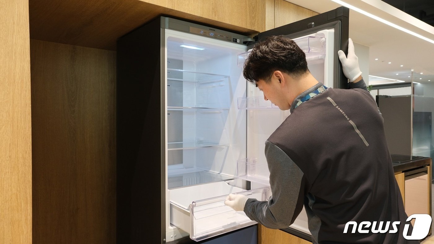 본문 이미지 -  삼성전자서비스 직원이 냉장고를 점검하는 모습. (삼성전자서비스 제공)