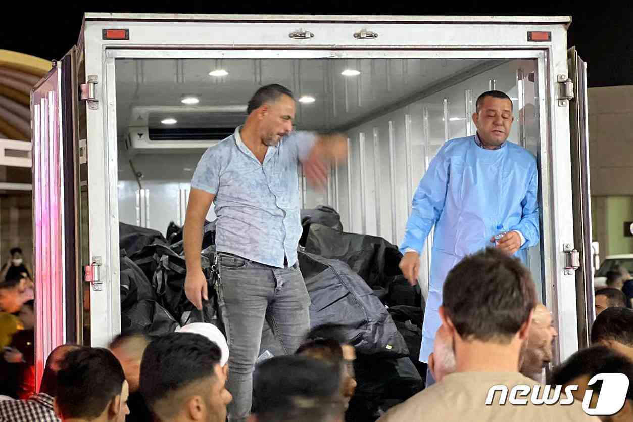 관계자들이 시신을 옮기기 위해 보디백을 트럭에 실고 현장에 도착했다. 2023.09.27. © AFP=뉴스1 © News1 정윤영 