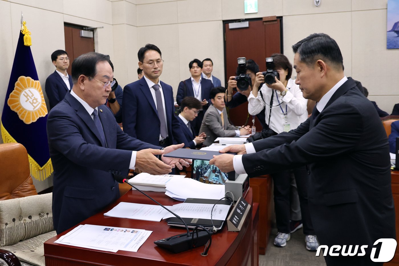 본문 이미지 - 신원식 국방부 장관 후보자가 27일 오전 서울 여의도 국회 국방위원회에서 열린 인사청문회에 출석, 한기호 위원장에게 선서문을 전달하고 있다. 2023.9.27/뉴스1 ⓒ News1 황기선 기자