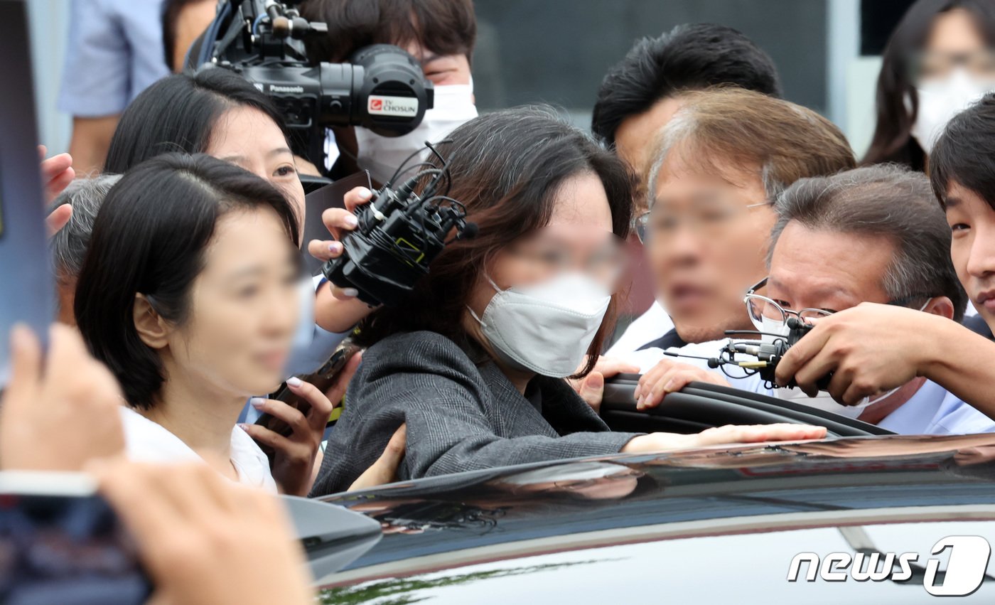 자녀 입시비리로 징역형을 확정 받고 복역 중인 정경심 전 동양대 교수가 27일 오전 경기 의왕 서울구치소에서 가석방으로 출소하고 있다.. 2023.9.27/뉴스1 ⓒ News1 김성진 기자