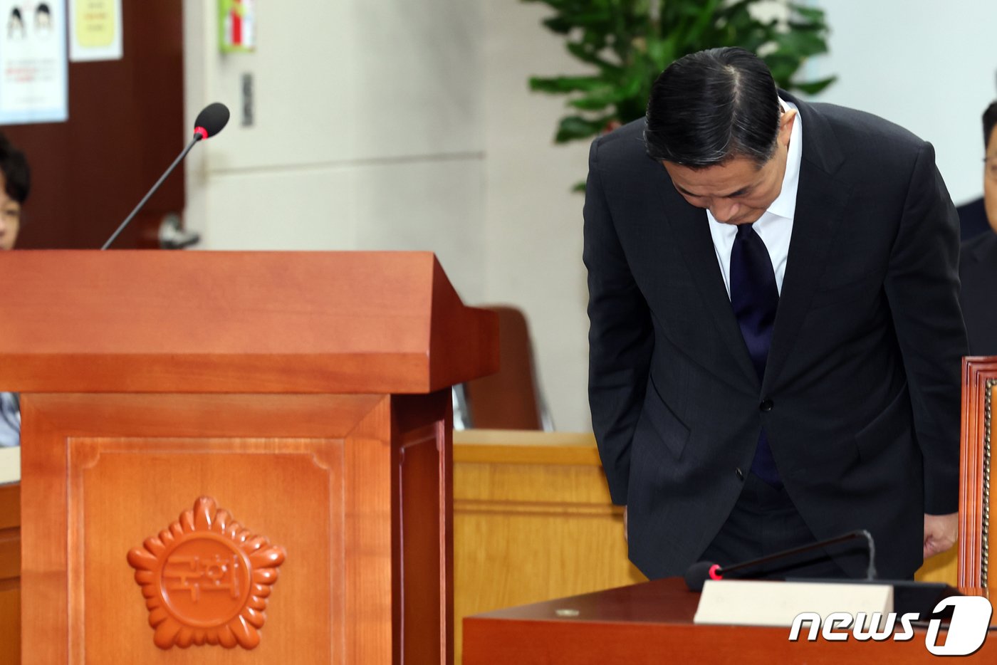 신원식 국방부 장관 후보자가 27일 오전 서울 여의도 국회 국방위원회에서 열린 인사청문회에서 인사를 하고 있다. 2023.9.27/뉴스1 ⓒ News1 황기선 기자