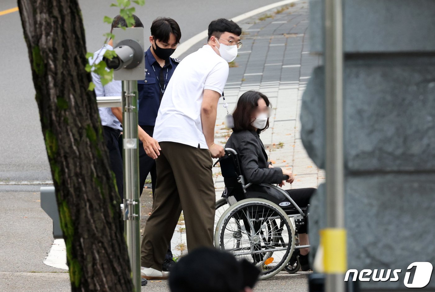 본문 이미지 - 자녀 입시비리로 징역형을 확정 받고 복역 중인 정경심 전 동양대 교수가 27일 오전 경기 의왕 서울구치소에서 가석방으로 출소하고 있다. 2023.9.27/뉴스1 ⓒ News1 김성진 기자
