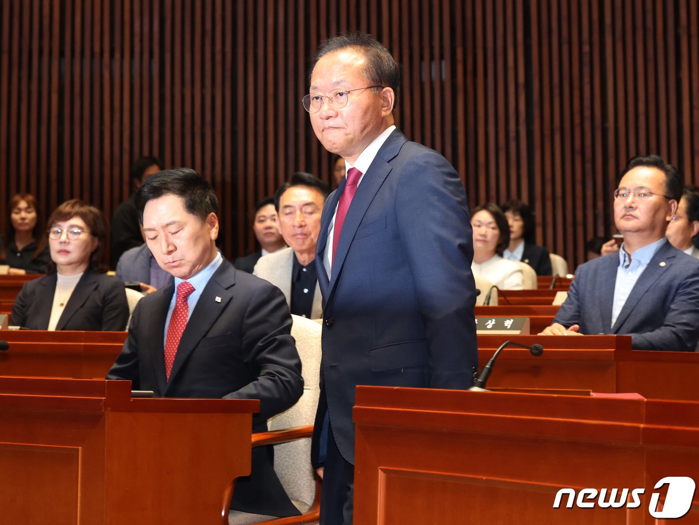 윤재옥 국민의힘 원내대표가 27일 서울 여의도 국회에서 열린 의원총회에서 발언을 위해 이동하고 하고 있다. 2023.9.27/뉴스1 ⓒ News1 송원영 기자