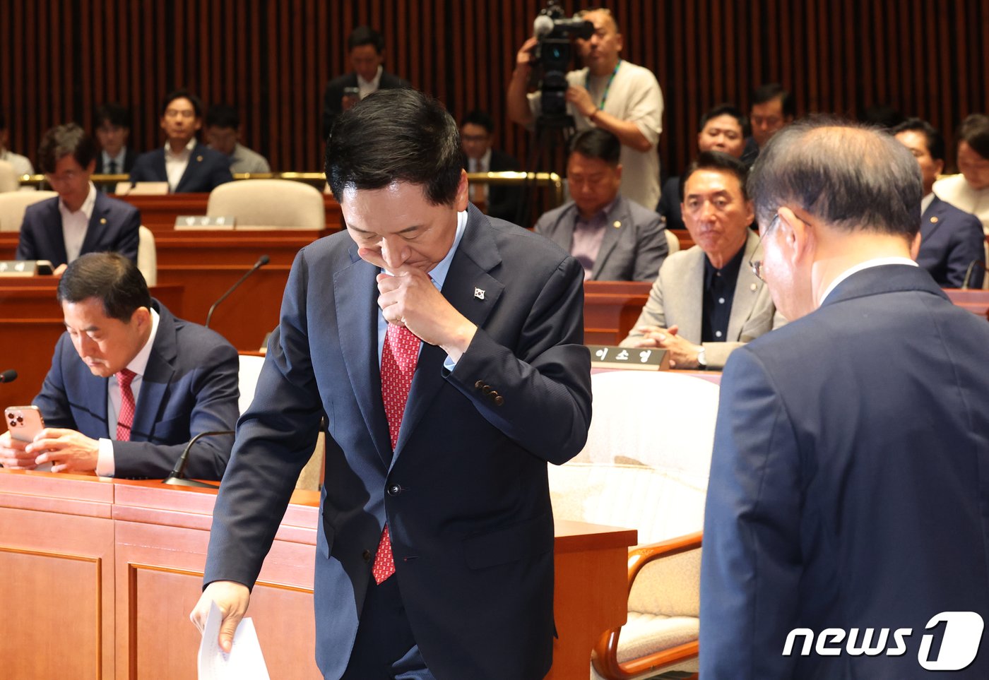 김기현 국민의힘 대표가 27일 서울 여의도 국회에서 열린 의원총회에 발언을 위해 이동하고 있다. 2023.9.27/뉴스1 ⓒ News1 송원영 기자