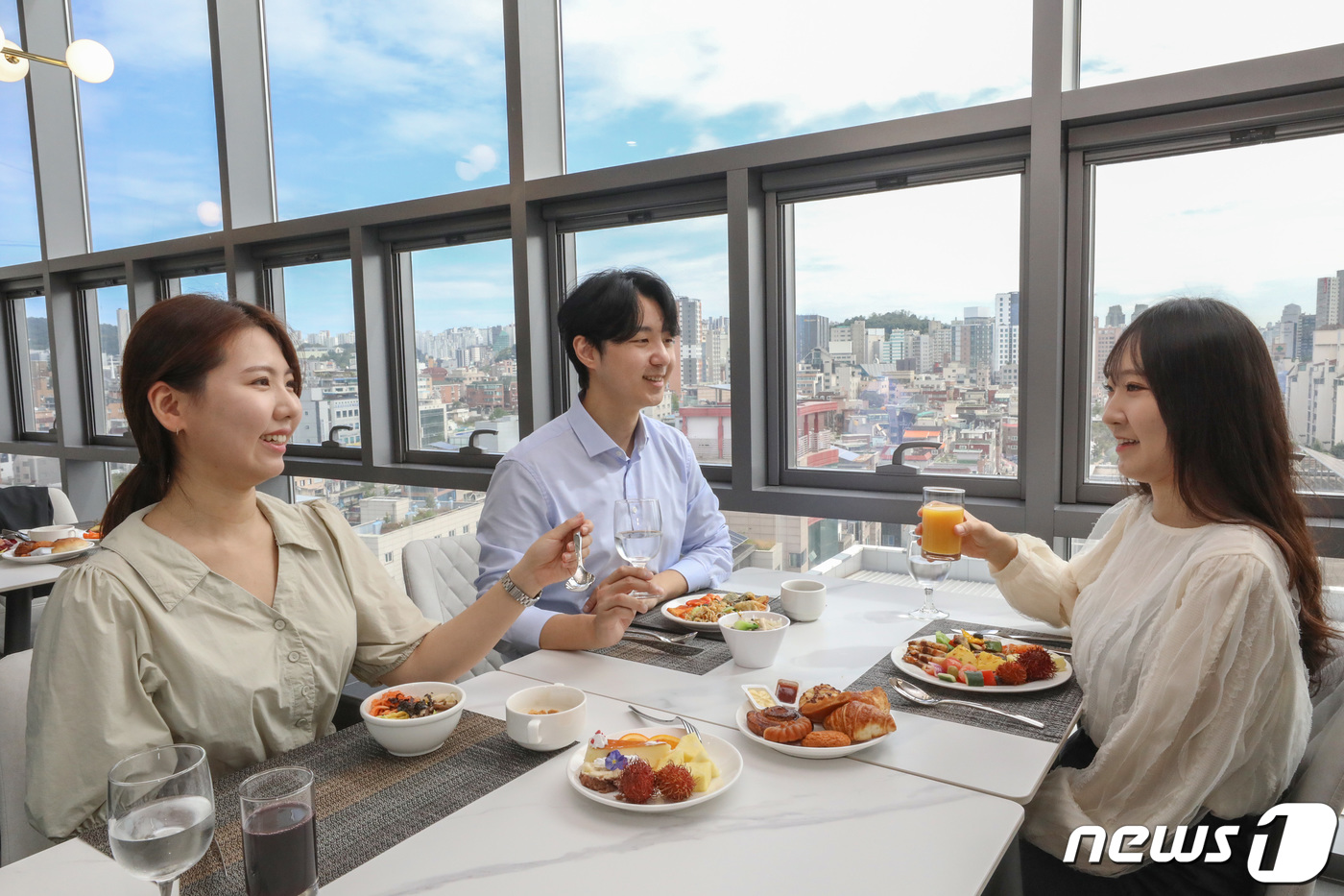 (서울=뉴스1) = 제주항공은 오는 10월 4일부터 자사 운영 호텔 ‘홀리데이 인 익스프레스 서울홍대’에서 점심 뷔페 ‘선셋 클라우드(Sunset Cloud)’를 오픈한다고 27일 …