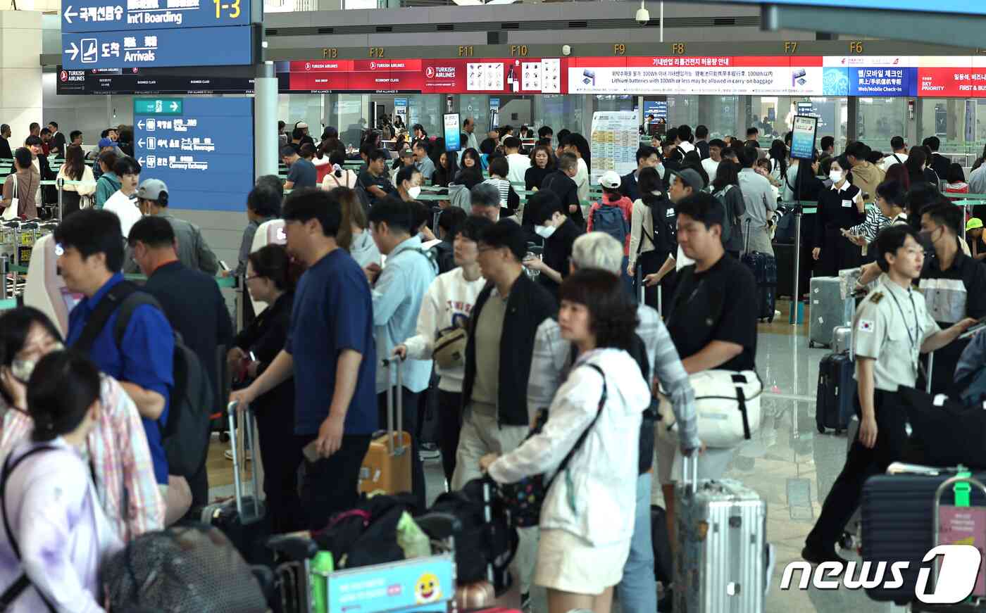 추석 연휴를 하루 앞둔 27일 오전 인천국제공항 제1여객터미널 출국장이 이용객들로 북적이고 있다. 인천국제공항공사는 추석 연휴 기간인 이날부터 다음 달 3일까지 총 7일간 121만3000명, 하루 평균 17만3000명이 공항을 이용할 것으로 내다봤다. 2023.9.27/뉴스1 © News1 구윤성 기자