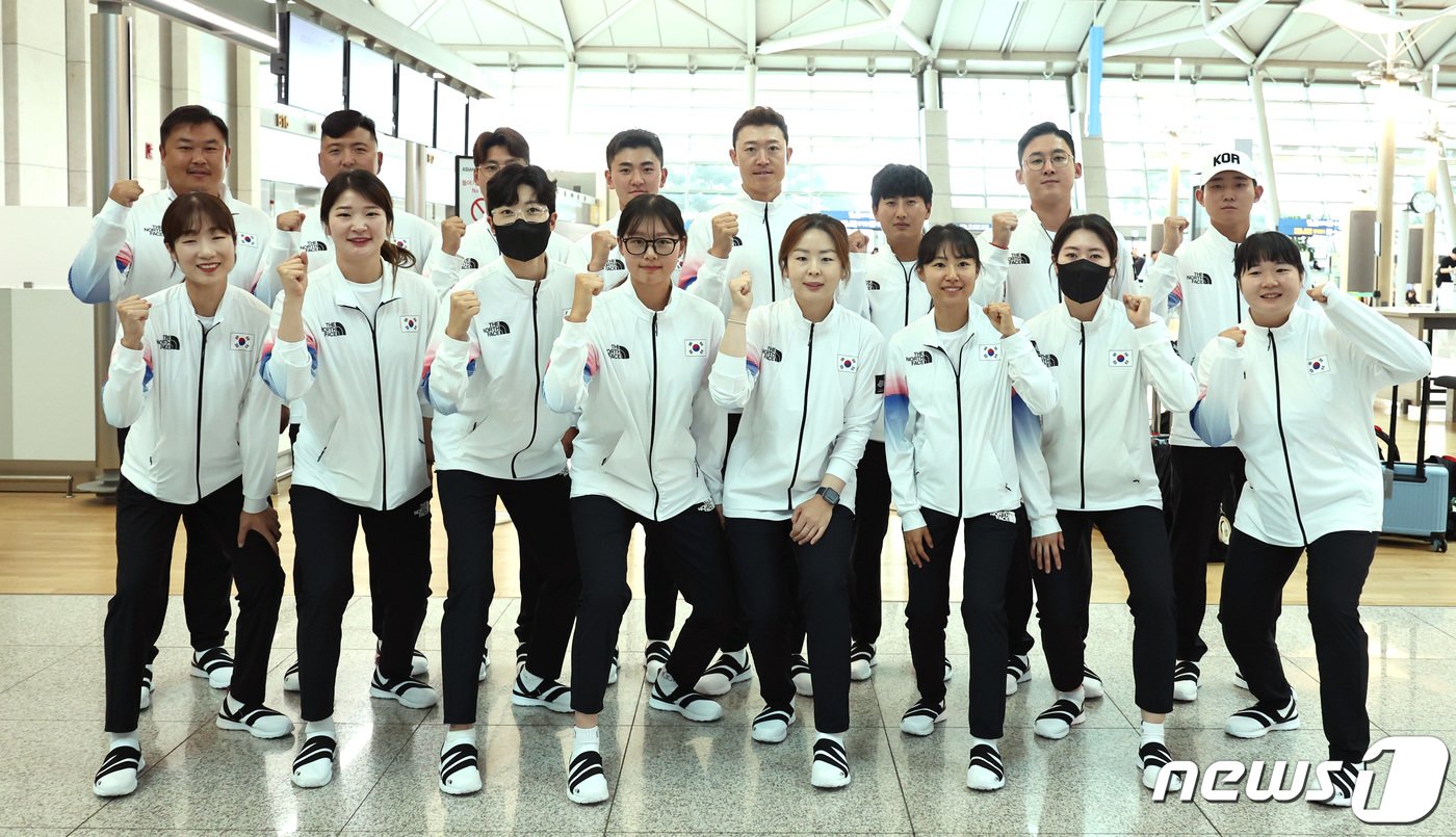 본문 이미지 - '2022 항저우 아시안게임'에 출전하는 대한민국 양궁 국가대표팀 선수와 코치진. /뉴스1 ⓒ News1 구윤성 기자