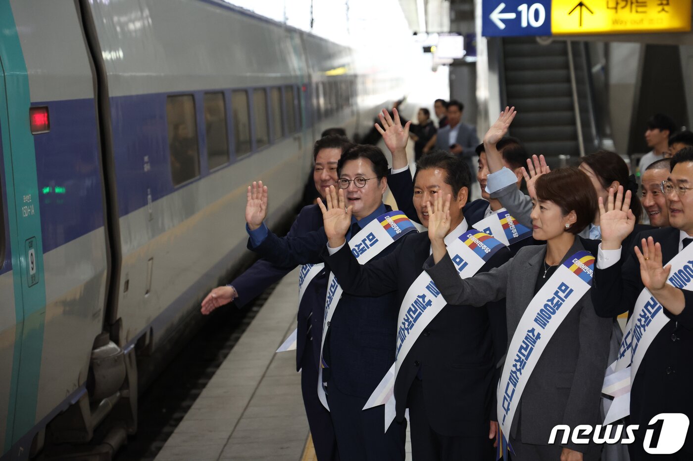 본문 이미지 - 홍익표 더불어민주당 신임 원내대표가 9월27일 오전 서울 용산역에서 지도부와 함께 추석 귀성 인사를 하고 있다. 2023.9.27/뉴스1 ⓒ News1 황기선 기자