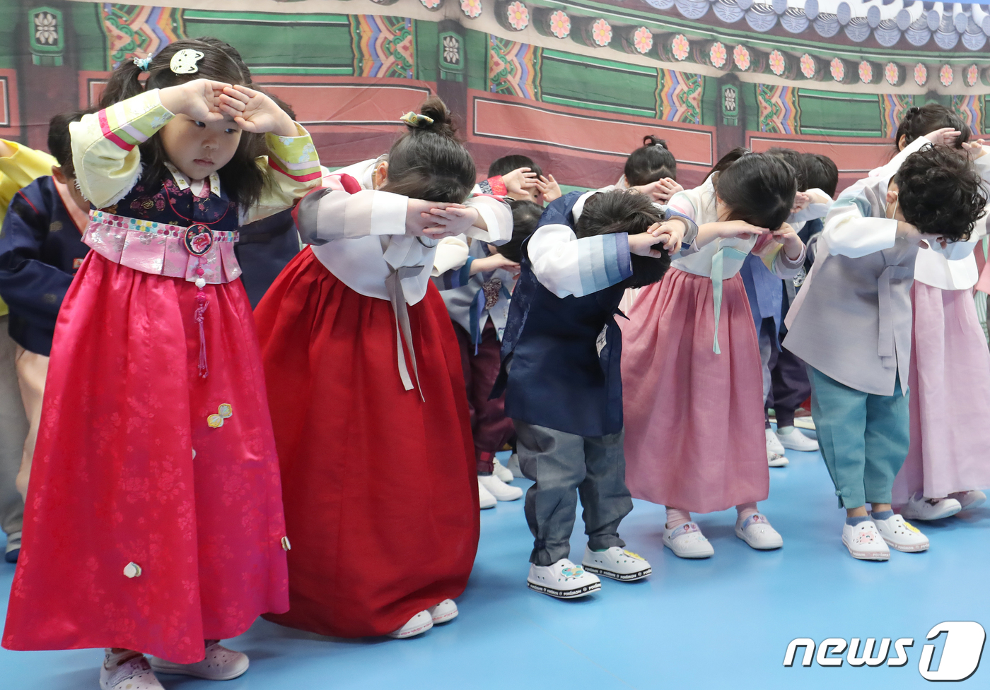 (부산=뉴스1) 윤일지 기자 = 추석 연휴를 하루 앞둔 27일 오전 부산 부산진구청어린이집에서 한복을 입은 어린이들이 절하는 법을 배우고 있다. 2023.9.27/뉴스1