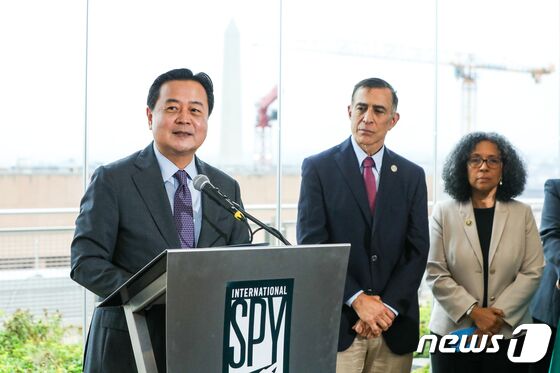 조현동 주미대사가 26일(현지시간) 워싱턴DC에서 한국무역협회가 주최한 행사에 참석해 발언을 하고 있다. 오른쪽부터 조 대사, 대럴 아이사 의원, 메릴린 스트리클런드 의원. 사진은 무역협회 제공.